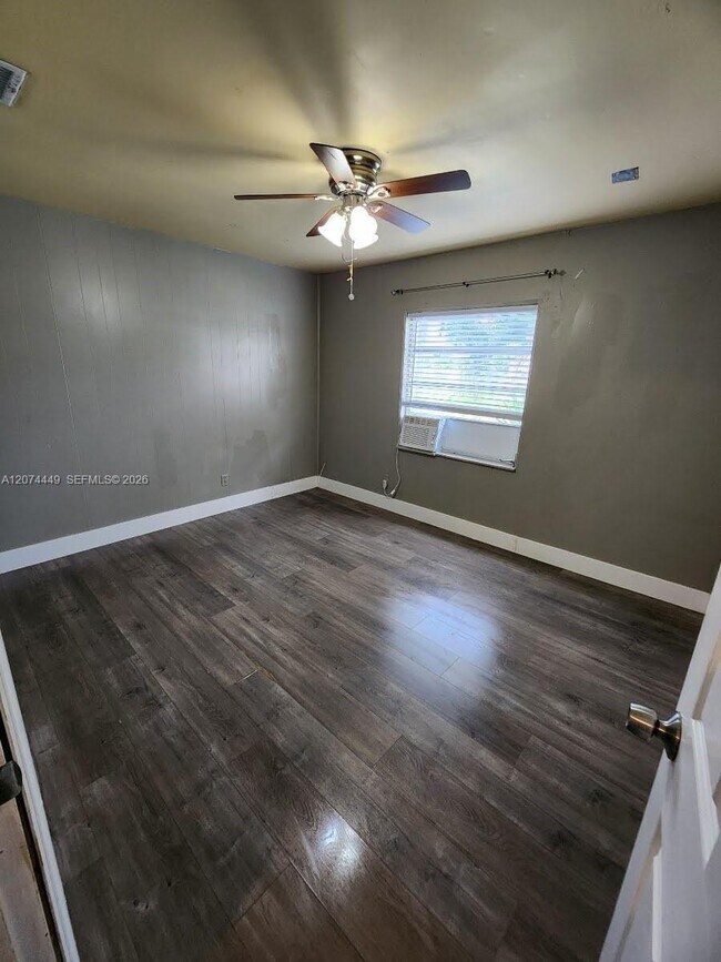 Building Photo - 6520 Sandalfoot Blvd