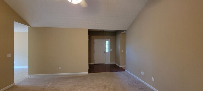 Building Photo - 4 Bedroom/ 2 Bath Home close to Fort Benning