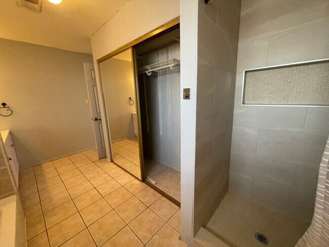 Building Photo - 6275 Roadrunner Loop NE