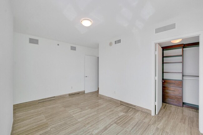 Building Photo - 101 S Fort Lauderdale Beach Blvd