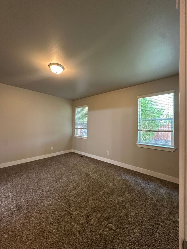 Building Photo - Beautiful home in SE Bend near Jewell Elementary!