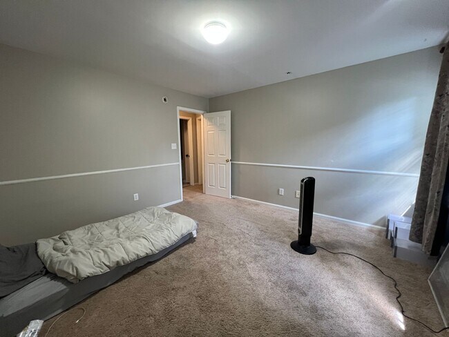 Building Photo - Charming Home in Country Club Hills – Idea...