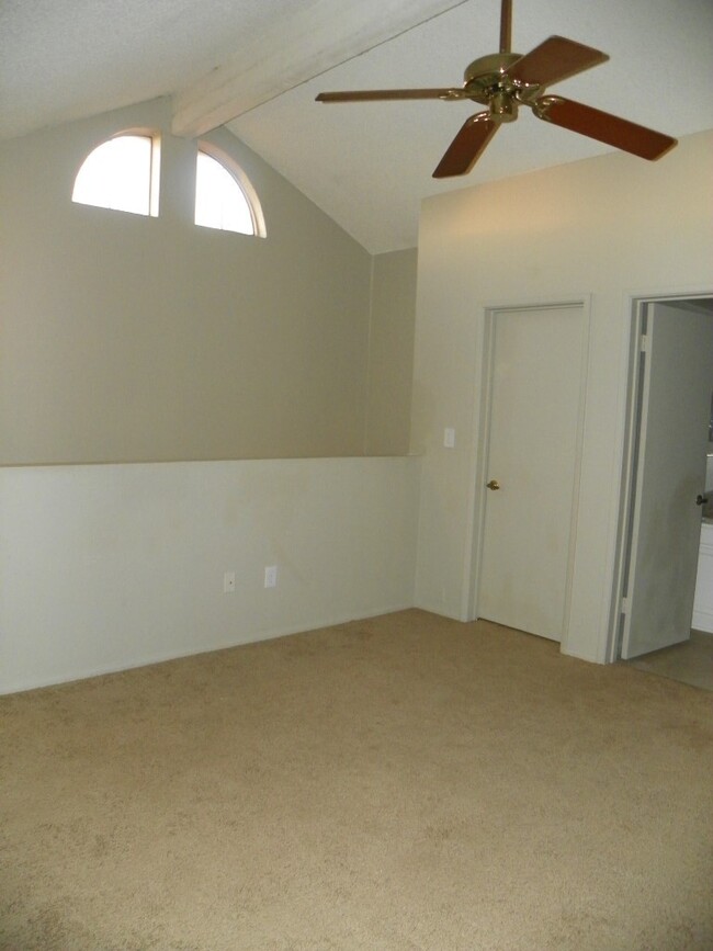 Building Photo - 2 Bedroom townhome with garage! Remodeled ...