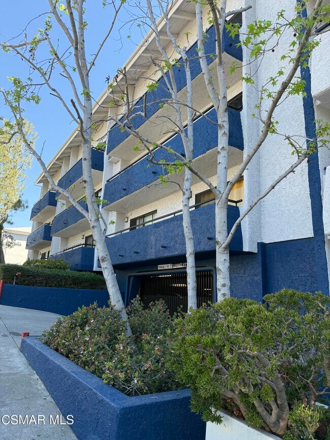 Building Photo - 10982 Roebling Ave