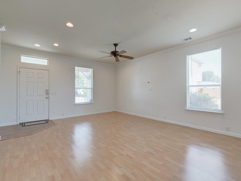 Windows galore - 10528 Astor Dr