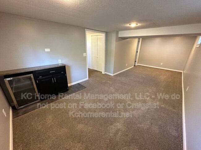 Building Photo - 1201 Golfview Dr