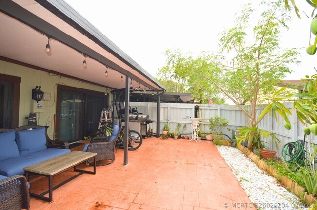 Building Photo - 2280 Poinsetta Ct