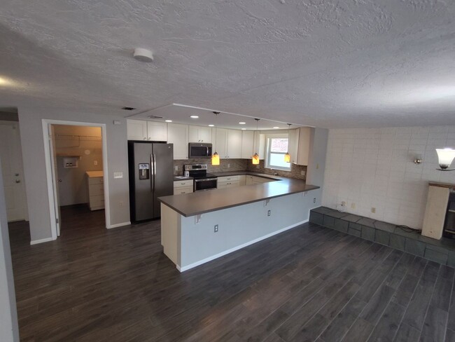 Building Photo - Coming Soon!!  Avaliable May 1, 2025 Spaci...