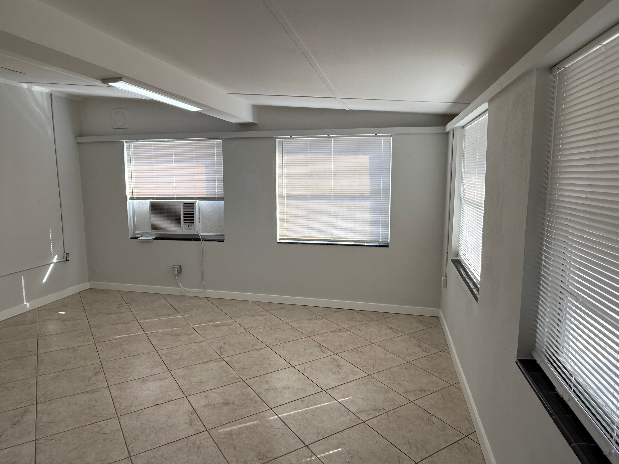 Building Photo - 1539 Magnolia Dr