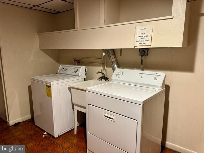 Building Photo - 8233 Fairview Rd