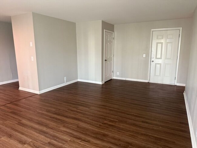 Building Photo - Remodeled 1 Bedroom Apartment!!! Walk to t...