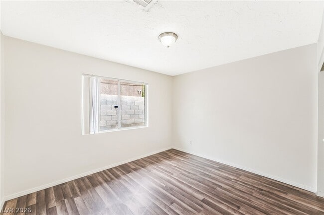 Building Photo - 4960 E Mohave Ave