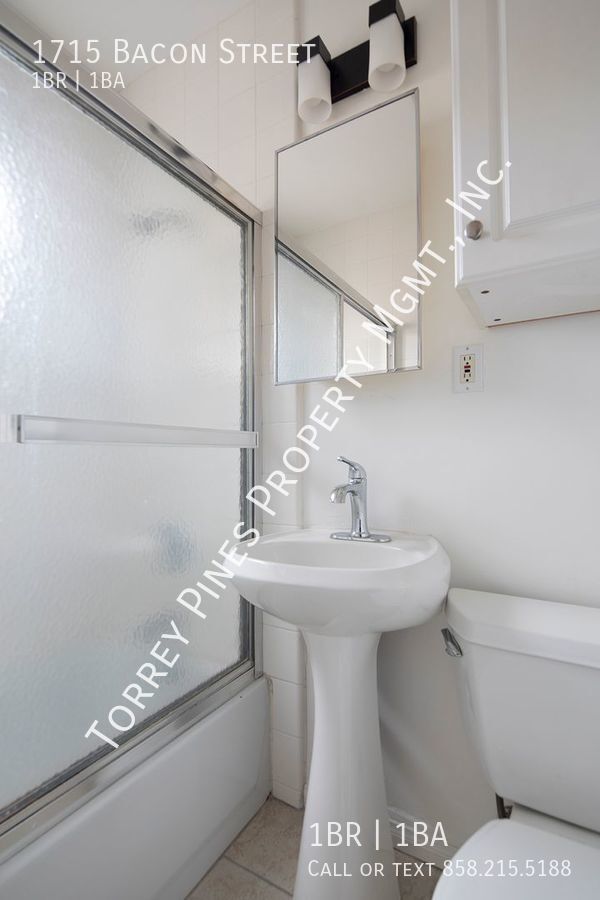 Ocean Beach 1 Bedroom with Garage, Just a 1715 Bacon St San Diego