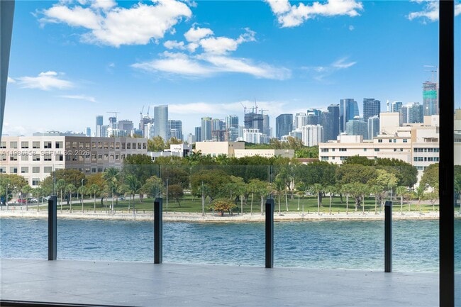 Building Photo - 5 Grove Isle Dr