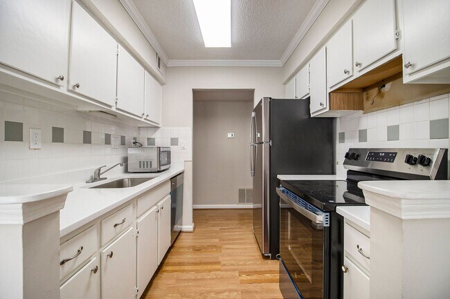 Building Photo - Sunlit 2BD/2BA with Fireplace in Peaceful ...
