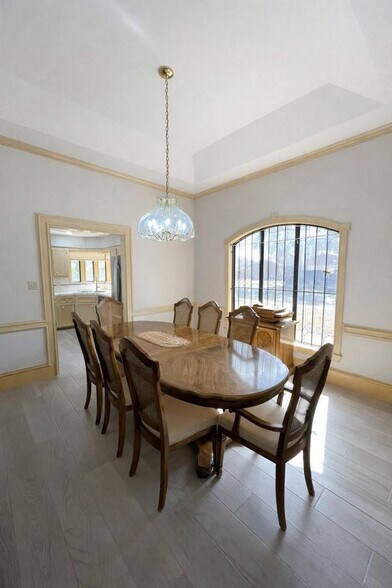 Building Photo - 121 E Jonquil Ave