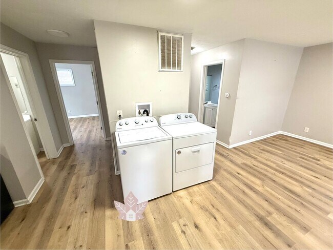 Building Photo - Warm and Welcoming 3 Bedroom 2 Bath Bungalow in a prime location!!!