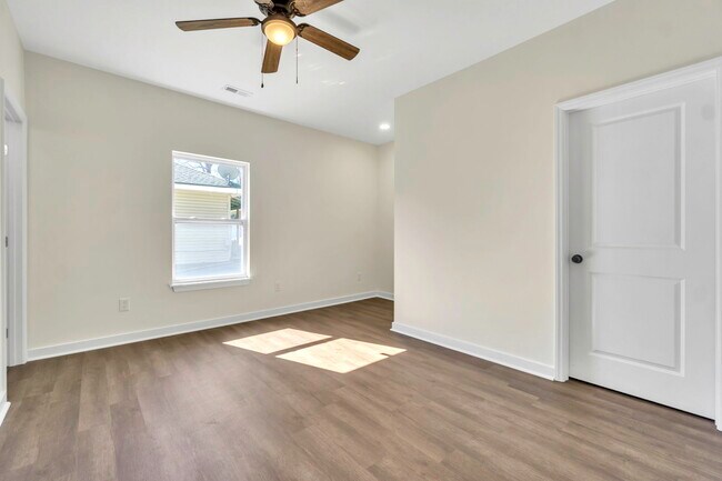 Building Photo - 304 E Hampton Ave