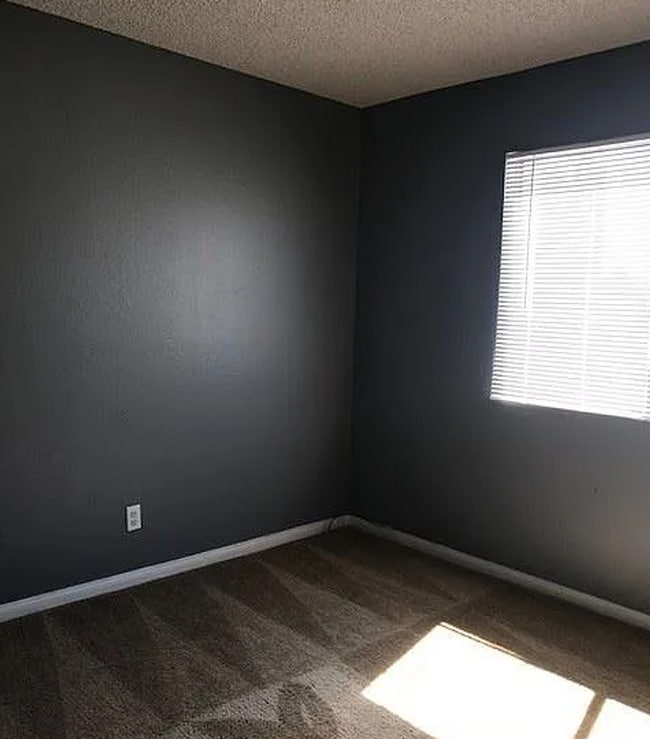 Building Photo - 2 Bed and 1 bath located in 89115!
