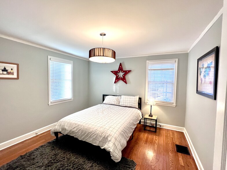 Bedroom with closet - 2506 E Woodland Cir