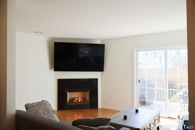 Building Photo - 25 W Silver St