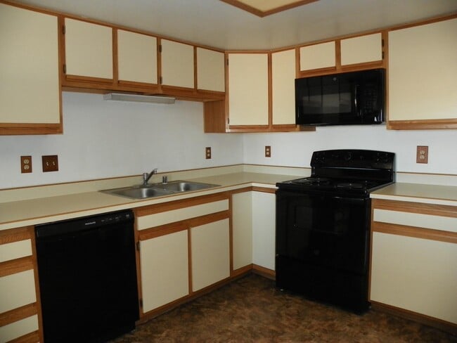 Building Photo - 839 Country Club Dr SE