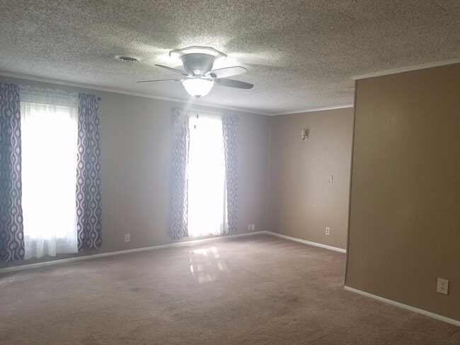 Building Photo - Spacious 4 Bedroom/ 2 Bathroom Home