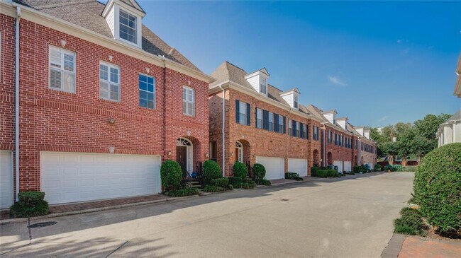 Building Photo - 1812 Staffordshire Crescent