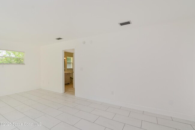 Building Photo - 2860 Hancock Dr