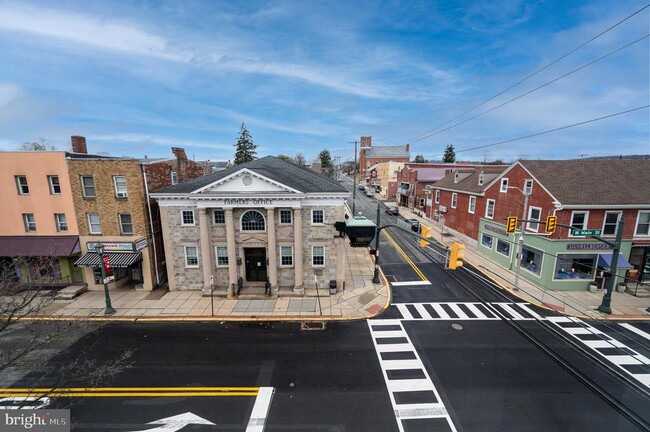 Building Photo - 302 W Main St