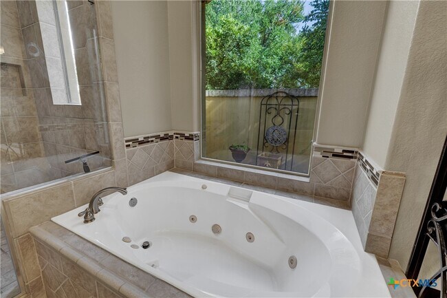 Building Photo - 9752 Trophy Oaks Dr