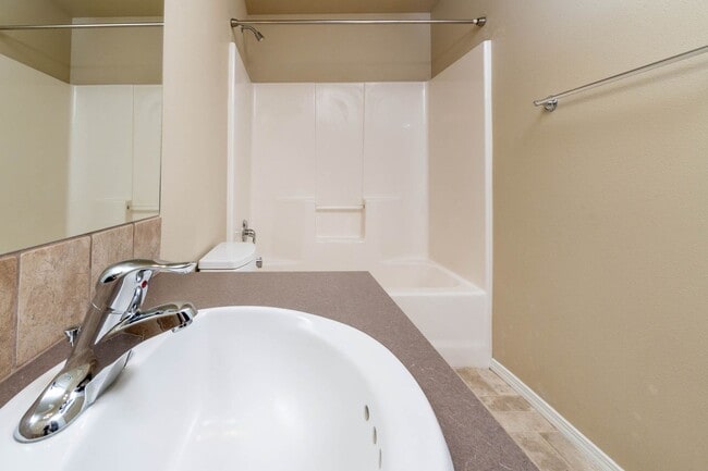 Building Photo - Welcome Home to Comfortable Bend Living