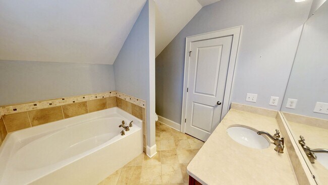 Building Photo - 2213 Roslyn Ave