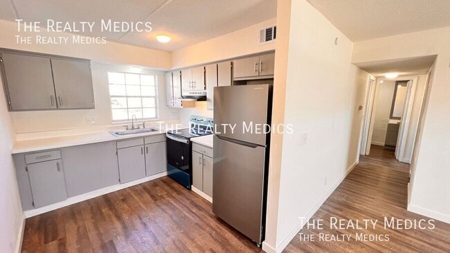 Building Photo - 1400 Eudora Rd