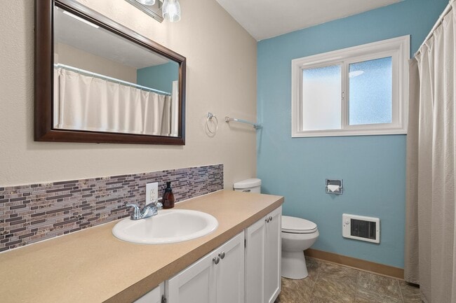 Building Photo - 2 Bedroom 1 Bath Duplex w/ Yard & Parking