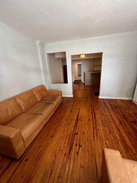 living room - 4346 Cresson St