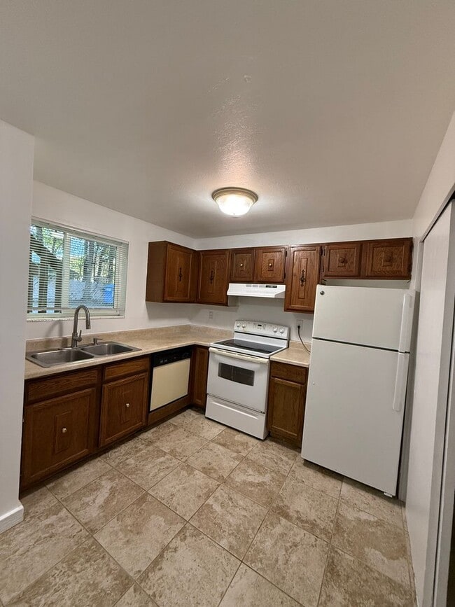 Building Photo - Beautiful Two Bedroom Apt; Salt Lake City, 1,000 sq ft; New Flooring