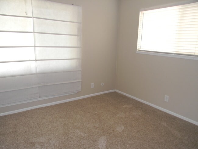 Building Photo - 352 S Pine St