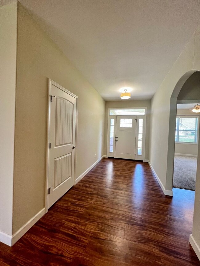 Building Photo - 3 Bed Townhome in Excellent West Side Location!