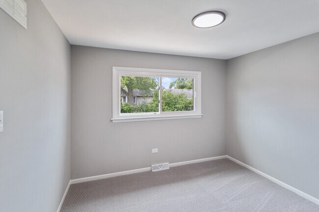 Building Photo - 242 S Harper Ave