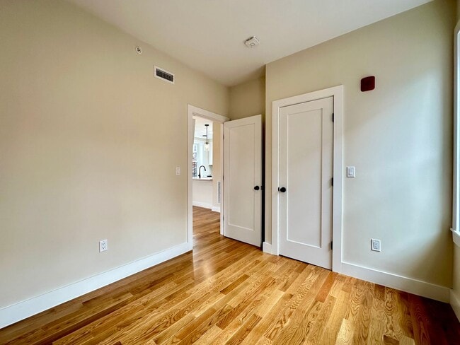 Building Photo - Nicely renovated 2 bed condo in the heart of the North End.