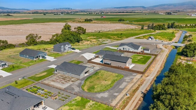 Building Photo - 4 Bedroom Home with Spacious Fully Fenced ...