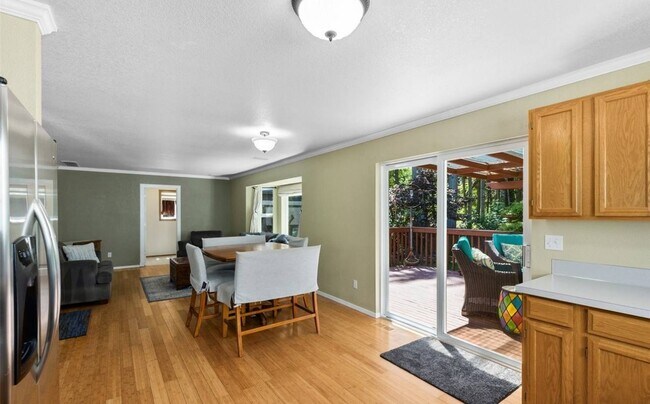 Building Photo - 4831 Beverly Dr NE