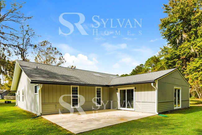 Building Photo - The living is easy in this 4 bedroom, 2 bathroom home