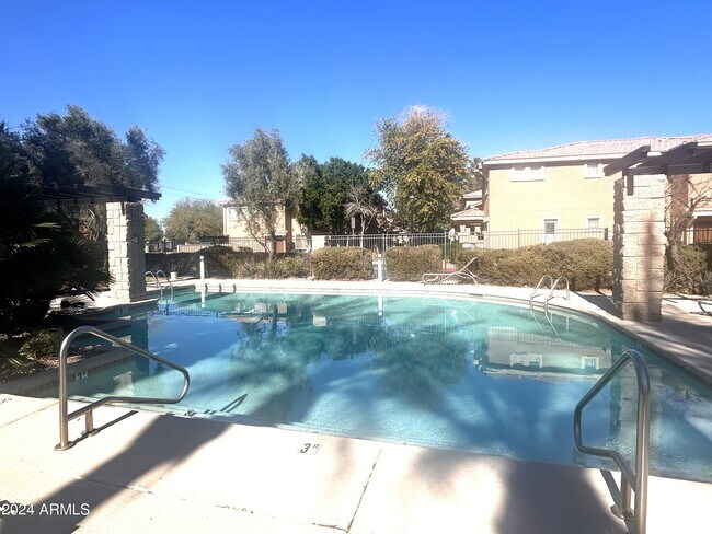 Building Photo - 1225 N 36th St