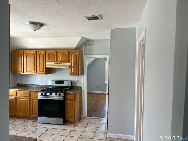 Building Photo - 137 Hollister Ave