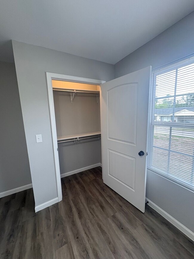 Building Photo - 3 Bed 2 Bath Brick House - Fenced in Backyard