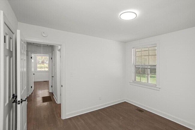 Building Photo - 1001 Horseshoe Dr