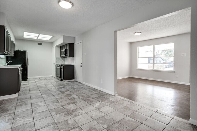 Building Photo - Cozy 3BD Home with Functional Features and...