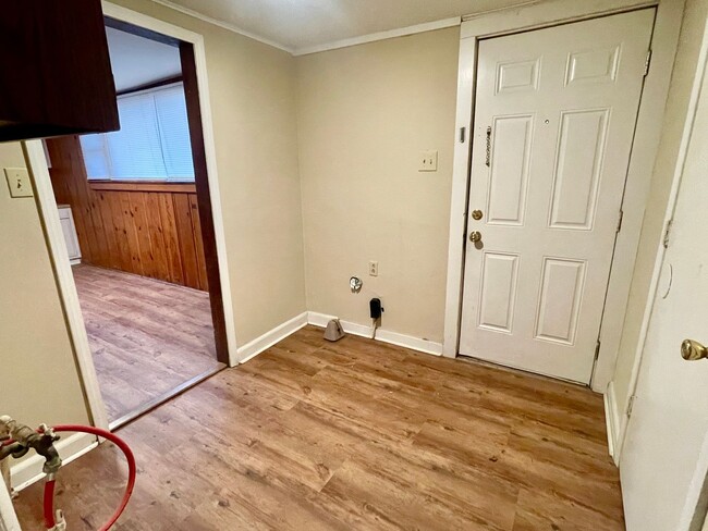 Building Photo - 919 S Douglas Ave